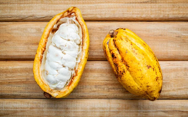 Rijpe Indonesische cacao pod Setup op rustieke houten achtergrond. — Stockfoto