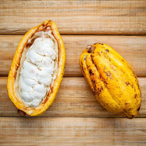 Impostazione del cacao maturo Indonesia su sfondo in legno rustico . — Foto Stock