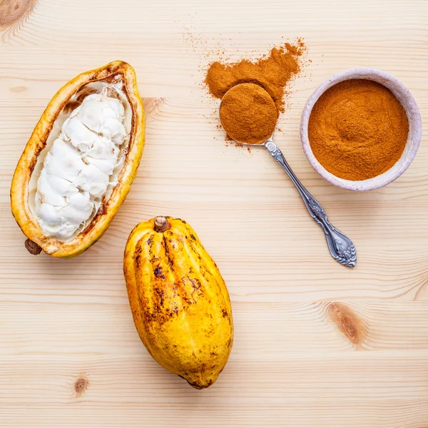 Impostazione del cacao maturo Indonesia su sfondo in legno rustico . — Foto Stock