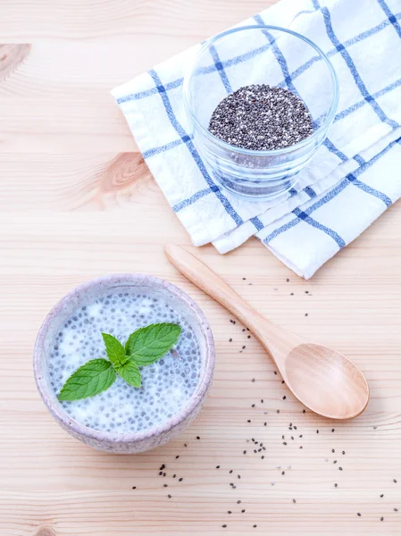 Nutriciosas semillas de chía en tazón de vidrio con cuchara de madera para dieta f — Foto de Stock