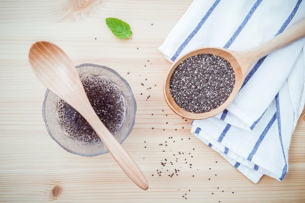 Nutriciosas semillas de chía en tazón de vidrio con cuchara de madera para dieta f — Foto de Stock