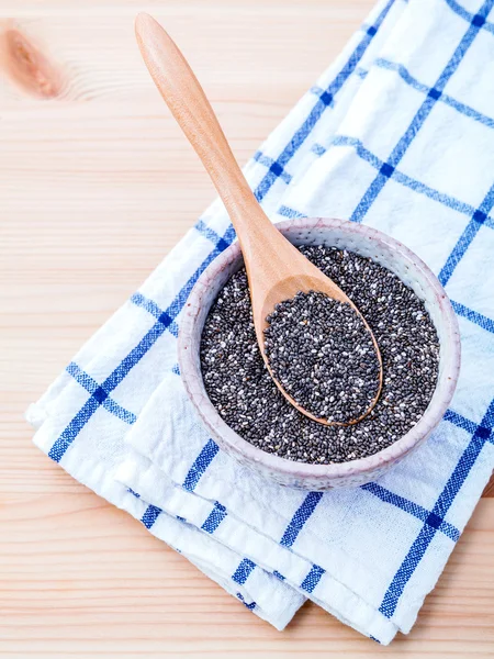 Näringsrika Chia frön i keramisk skål för diet livsmedelsingredienser — Stockfoto