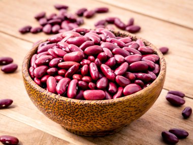 Ahşap arka plan üzerinde ahşap kase içinde kırmızı barbunya fasulye kapatın. S