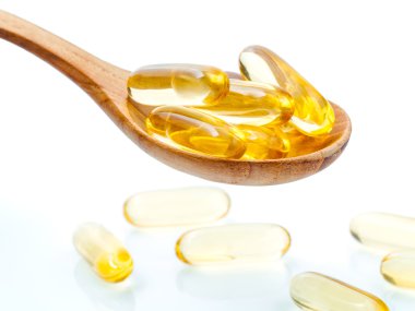 Jel kapsül omega 3 kaşık. Kapsül balık yağı kapatın 