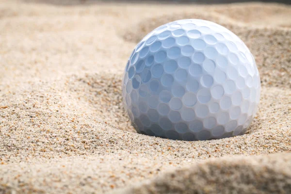 Nahaufnahme Golfball im Sandbunker flache Schärfentiefe. a gol — Stockfoto