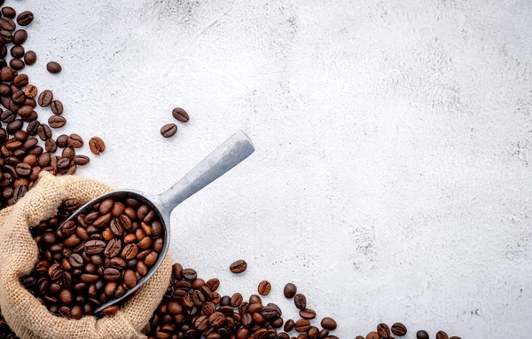 Roasted Coffee Beans Scoops Setup White Concrete Background — Stock Photo, Image