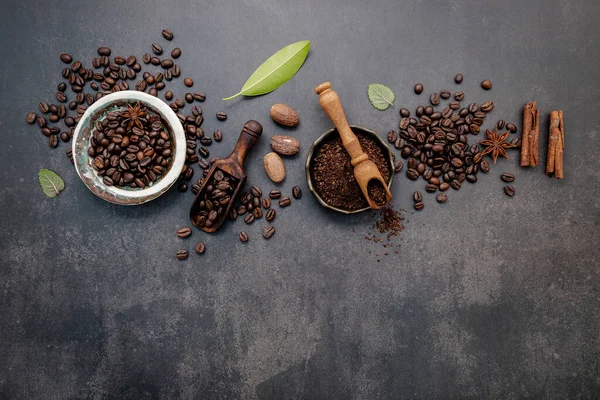 Rostade Kaffebönor Med Kaffepulver Och Smakrika Ingredienser För Att Göra — Stockfoto