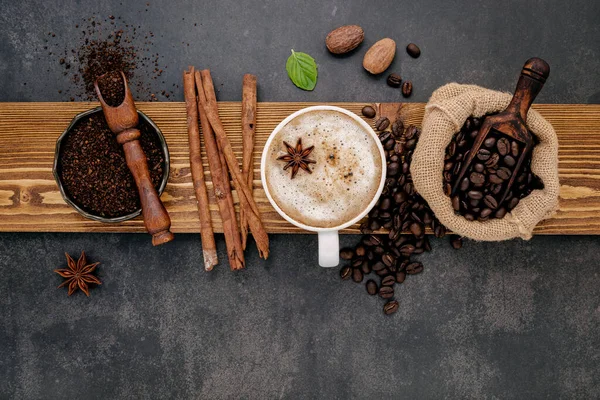 用咖啡粉和味道鲜美的配料烤咖啡豆 在深色石质背景下制作美味咖啡 — 图库照片