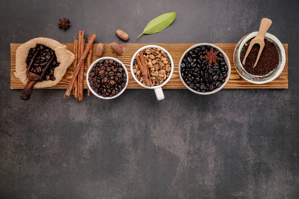 Brun Orostade Och Mörkt Rostade Kaffebönor Kaffekopp Med Skopor Ställa — Stockfoto