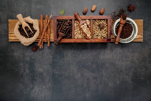 Kacang Kopi Hijau Dan Coklat Yang Tidak Dipanggang Dan Gelap — Stok Foto