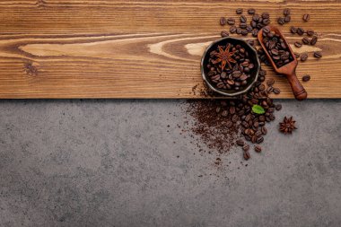 Kahve tozu ile kavrulmuş kahve çekirdekleri..