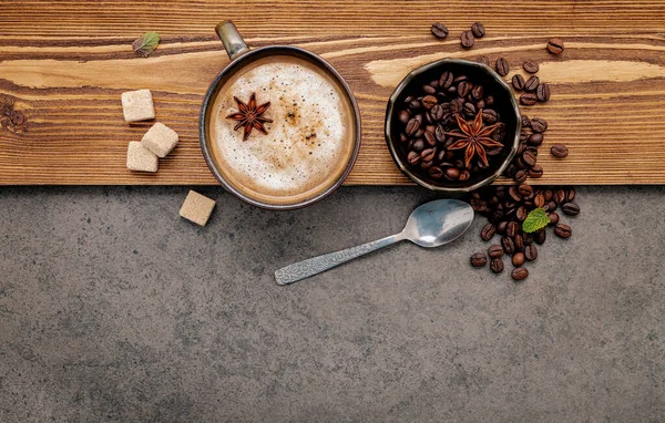 Rostade Kaffebönor Med Kaffekopp Inställning Mörk Sten Bakgrund — Stockfoto