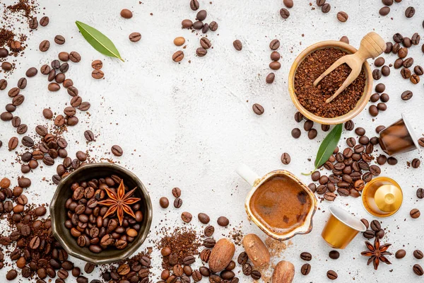 Bakgrund Olika Kaffe Mörkrostade Kaffebönor Malda Och Kapslar Med Skopor — Stockfoto