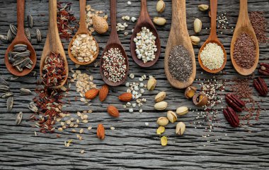 Eski ahşap arka planda farklı tahıl ve tahıl çeşitleri