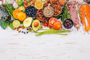 Ketojenik düşük karbonhidrat diyet konsepti. Sağlıklı yiyecekler için beyaz ahşap arka planda seçilen malzemeler. Kalp ve kan damarları için doymamış yağların dengeli bileşenleri.