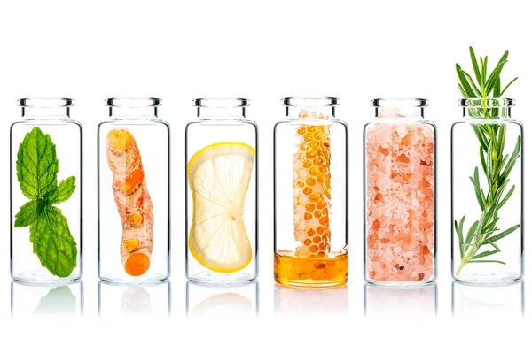 玻璃瓶的自制护肤和身体刷与天然配料希玛利亚盐 薄荷糖 迷迭香 姜黄和蜂蜜分离的白色背景 — 图库照片