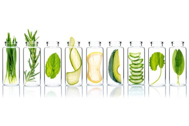 Alternatif cilt bakımı ve cam şişelerdeki doğal malzemeli ev yapımı önlükler beyaz arka planda izole edilir..