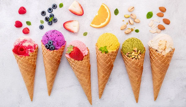 Verschiedene Eissorten Zapfen Mit Blaubeeren Pistazien Mandeln Orangen Und Kirschen — Stockfoto