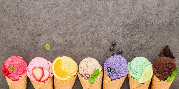 Ghiacciaia Piatta Raccolta Coni Sfondo Pietra Scura Cono Gelato Croccante — Foto Stock