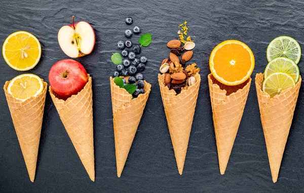 Divers Ingrédients Pour Saveur Crème Glacée Dans Les Cônes Mis — Photo