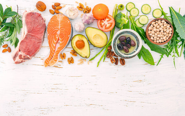 Кетогенная диета с низким содержанием углеводов. Ингредиенты для выбора здоровой пищи на белом деревянном фоне. Сбалансированные здоровые ингредиенты ненасыщенных жиров для сердца и сосудов.