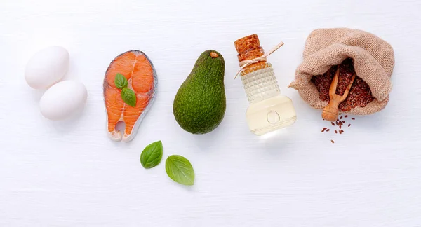 ケトジェネティック低炭水化物ダイエットの概念 白い木の背景に健康食品の選択のための成分 — ストック写真