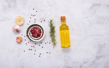 Biftek çeşnisi için gereken malzemeler seramik kasede beyaz beton zemin üzerine kurulmuş ve fotokopi alanı var..