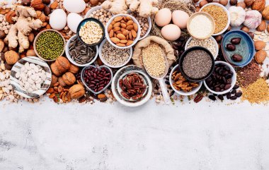 Sağlıklı yiyecek seçimi için gerekli malzemeler. Süper yiyecekler kavramı, kopya alanı ile beyaz, eski, beton arka plan üzerine kurulur..