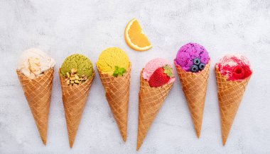 Böğürtlenli, şam fıstıklı, bademli, portakallı ve vişneli dondurma çeşitleri. Yaz ve Tatlı menü kavramı.