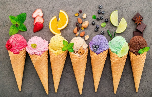 Flach Lagen Eiszapfen Auf Dunklem Steinhintergrund Leere Knusprige Eistüte Mit — Stockfoto