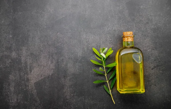 Bottiglia Vetro Olio Oliva Ramo Ulivo Montata Fondo Cemento Scuro — Foto Stock