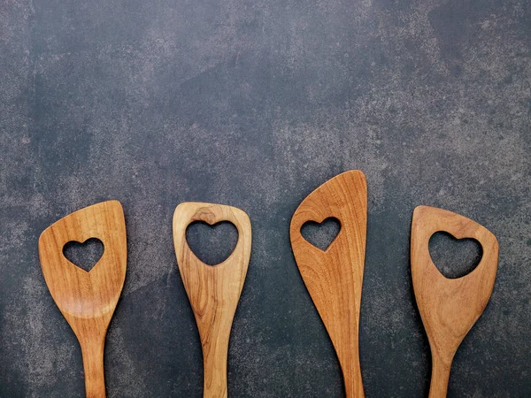 Ahşap Mutfak Aletlerinden Yapılmış Çeşitli Kalp Şekilleri Tahta Kaşıklar Koyu — Stok fotoğraf
