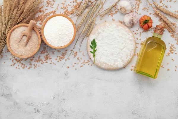 白を基調とした小麦 小麦粉 小麦粉の自家製ピザ生地の材料 — ストック写真