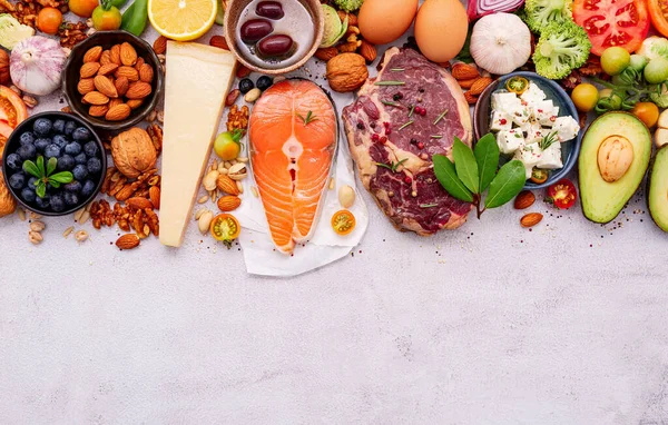 ケトジェネティック低炭水化物ダイエットの概念 健康的な食品の選択のための成分は 白の具体的な背景に設定 — ストック写真