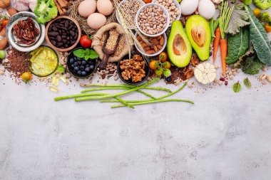 Sağlıklı yiyecek seçimi için gerekli malzemeler. Süper yiyecekler kavramı, kopya alanı ile beyaz, eski, beton arka plan üzerine kurulur..