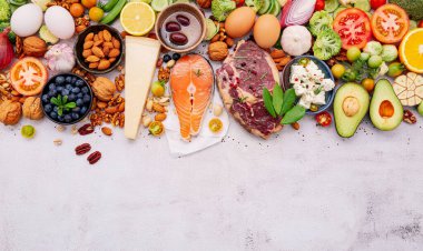 Ketojenik düşük karbonhidrat diyet konsepti. Beyaz beton arkaplan üzerine kurulmuş sağlıklı yiyecekler seçimi için gerekenler.