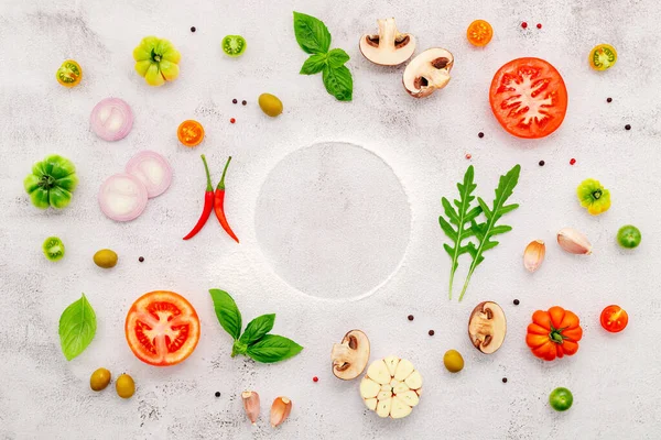 Los Ingredientes Pizza Casera Montada Sobre Fondo Hormigón Blanco — Foto de Stock