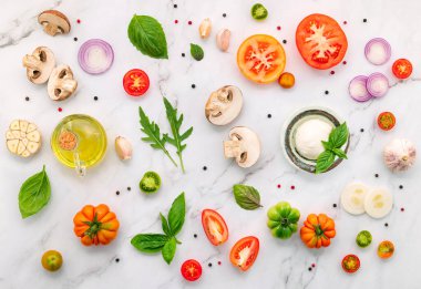 Beyaz mermer arka planda ev yapımı pizza malzemeleri..