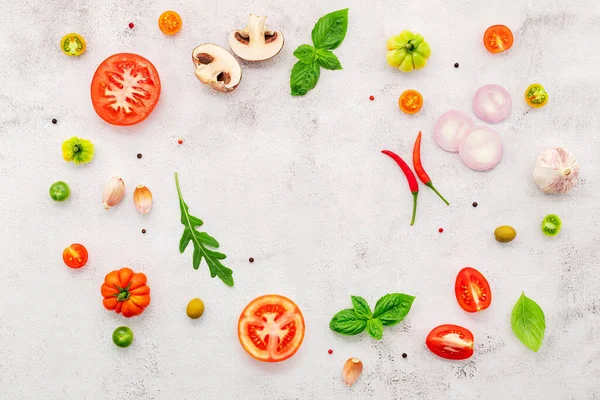 Los Ingredientes Pizza Casera Montada Sobre Fondo Hormigón Blanco — Foto de Stock