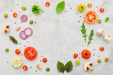 Beyaz beton zemin üzerine kurulmuş ev yapımı pizza malzemeleri düz yatar ve boşluğu kopyalar.