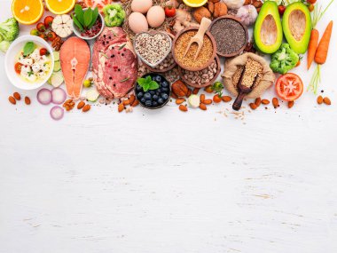 Ketojenik düşük karbonhidrat diyet konsepti. Beyaz ahşap zemin üzerine kurulmuş sağlıklı yiyecekler seçimi için gerekli malzemeler.