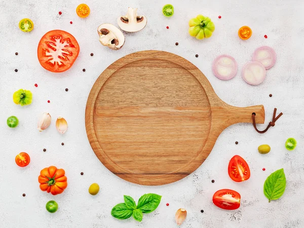 Los Ingredientes Pizza Casera Montada Sobre Fondo Hormigón Blanco — Foto de Stock