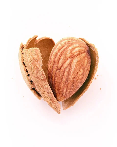 关闭杏仁坚果壳破裂心脏形状隔离在白色背景 爱健康饮食的概念 — 图库照片