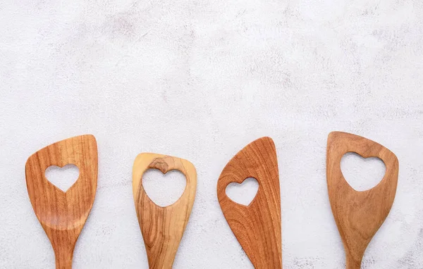 Ahşap Mutfak Aletlerinden Yapılmış Çeşitli Kalp Şekilleri Tahta Kaşıklar Beyaz — Stok fotoğraf