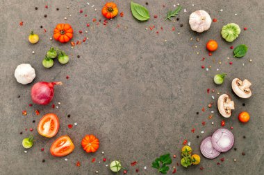 Koyu taştan arka planda ev yapımı pizza malzemeleri..
