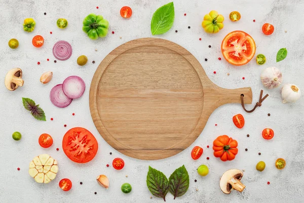 Los Ingredientes Para Pizza Casera Montada Sobre Fondo Hormigón Blanco — Foto de Stock