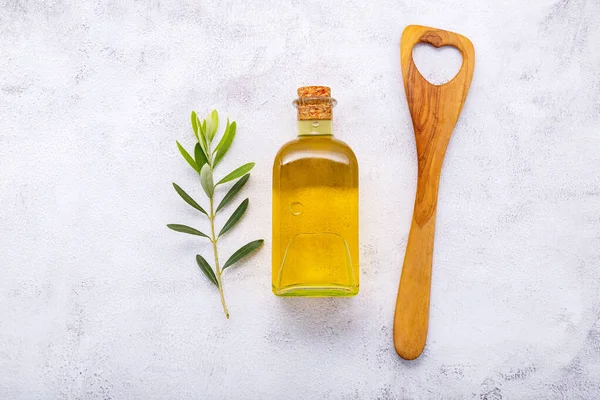 Glassflaske Med Olivenolje Olivengrener Hvit Betongbakgrunn – stockfoto