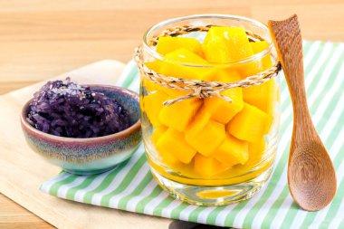 Yapışkan pirinç ile mango. -En popüler tatlı Tayland.