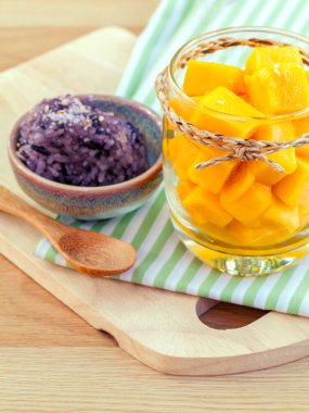 Yapışkan pirinç ile mango. -En popüler tatlı Tayland.