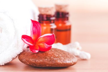 Spa frangipani çiçek taşlarla. -Concept spa ve meditasyon için.